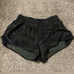 LuluLemon Hotty Hot Low-Rise Lined Short 2.5" Green Camo